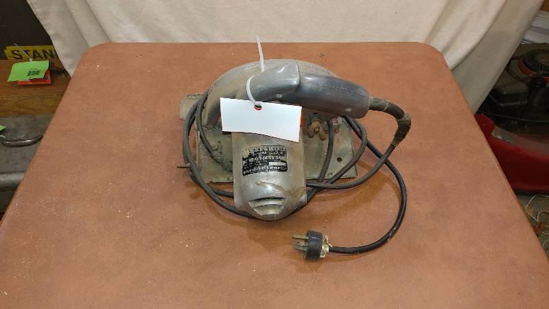 lot 11 image: Black&Decker Saw