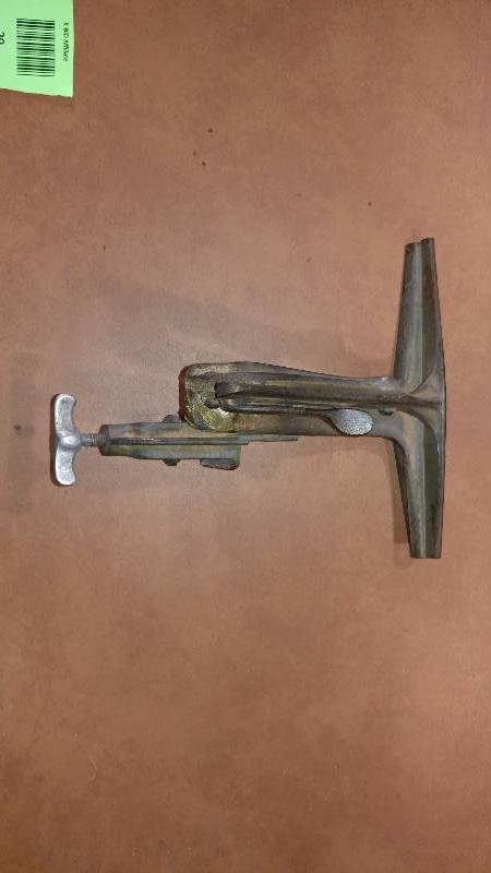 lot 29 image: Table Mount Vise