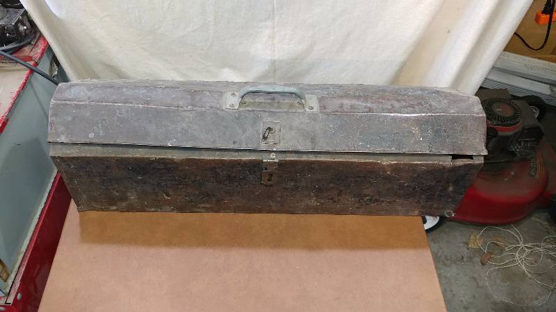 lot 105 image: Large Metal Toolbox