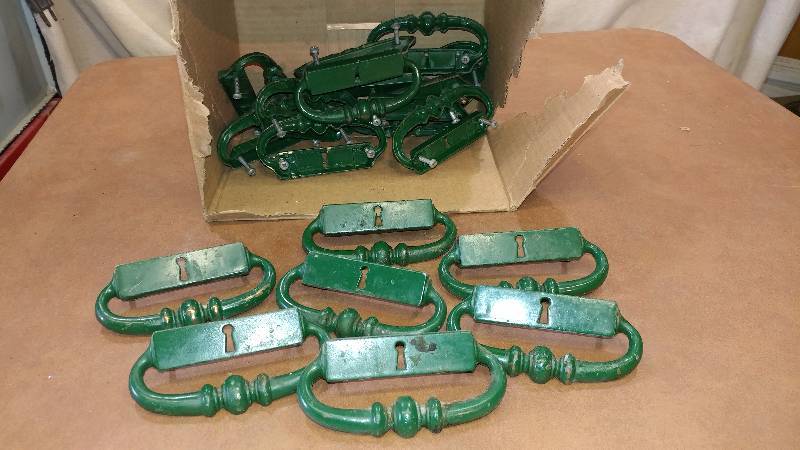 lot 134 image: 20 Cabinet Door Handles