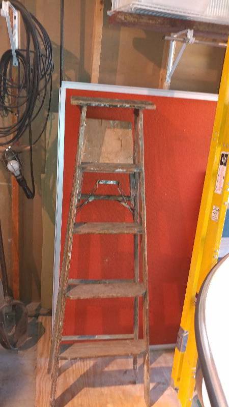 lot 164 image: 5ft Wooden Ladder