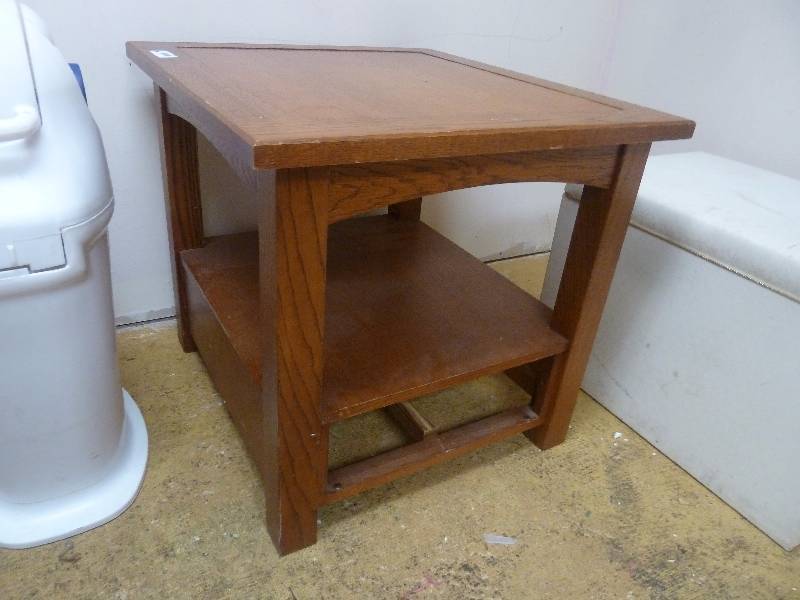 lot 660 image: End Table