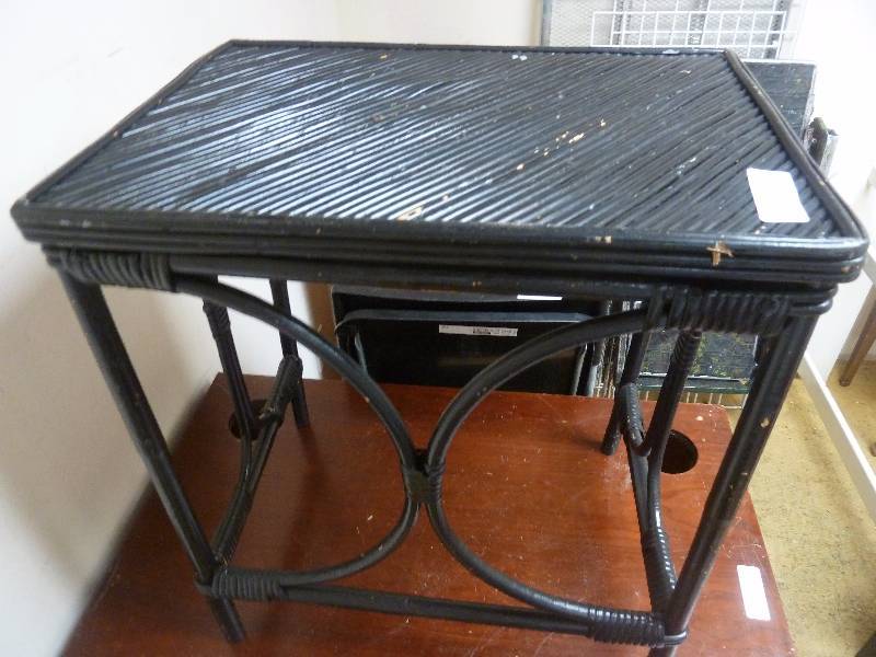lot 664 image: Vintage End Table