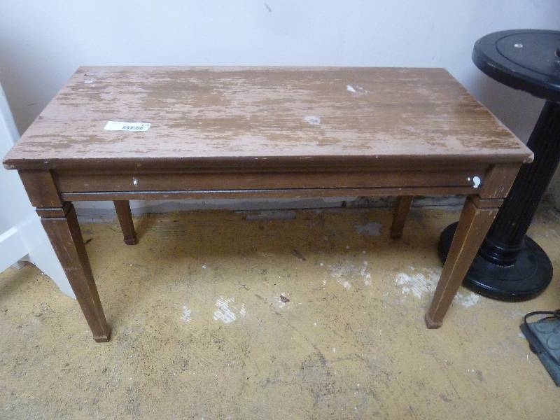 lot 670 image: Wood Piano Bench