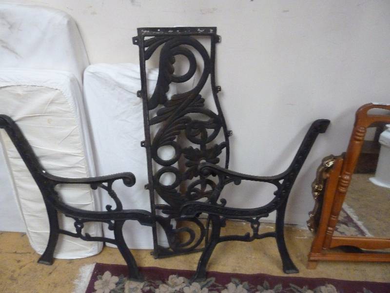 lot 676 image: Cast Iron Bench Kit