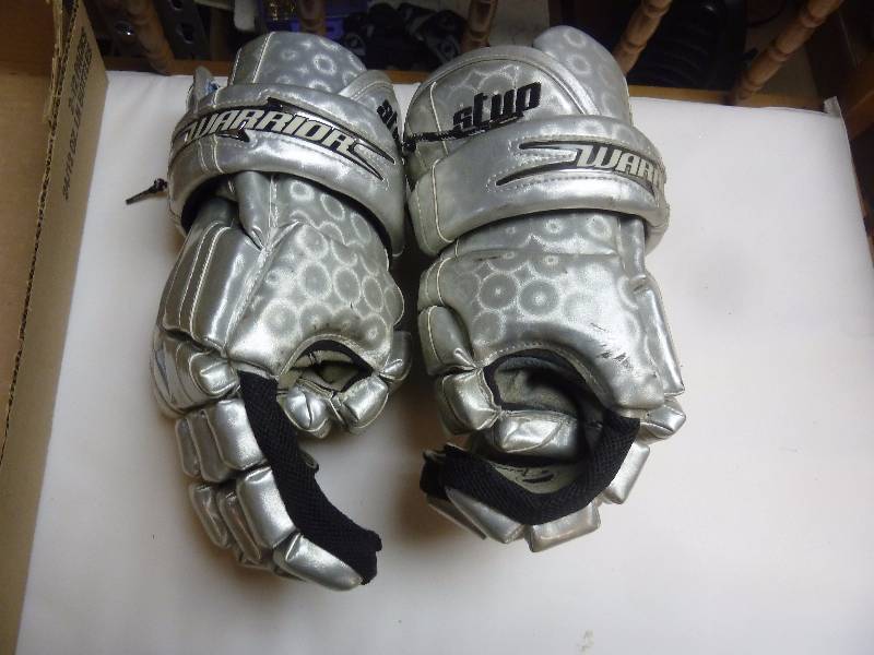 lot 536 image: Hockey Gloves