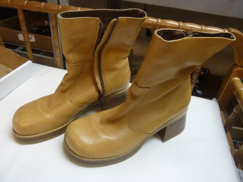 lot 538 image: Womens Leather Boots