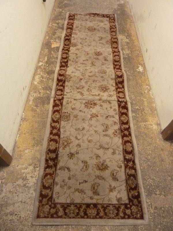 lot 550 image: Rug Runner