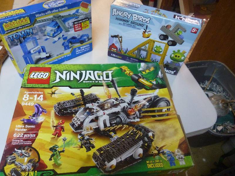 lot 552 image: Lego Lot