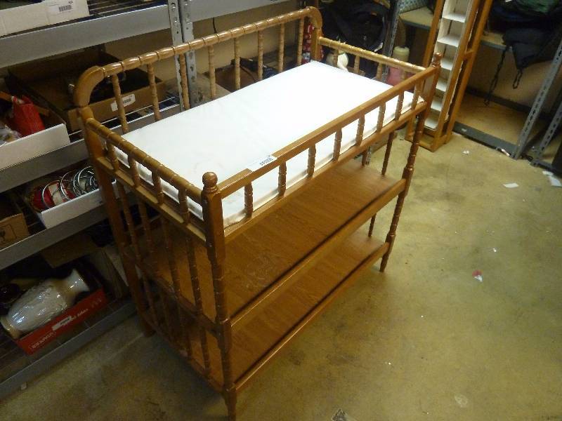 lot 580 image: Changing Table