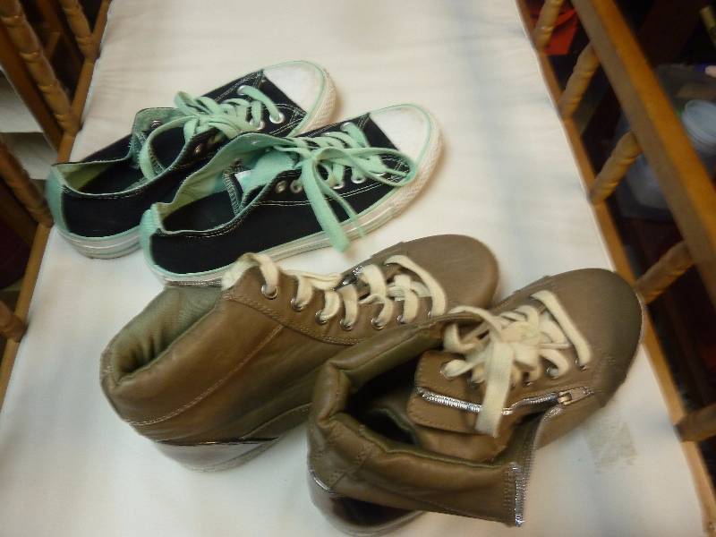 lot 600 image: Womens Shoe Lot