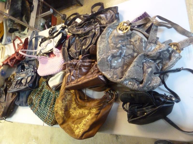 lot 644 image: Purse Lot