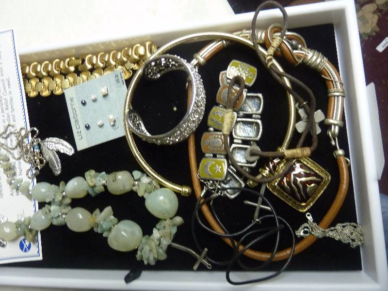 lot 684 image: Jewelry Lot