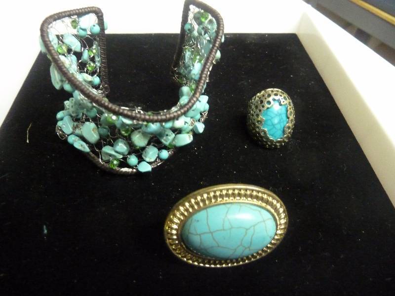 lot 685 image: Jewelry Lot