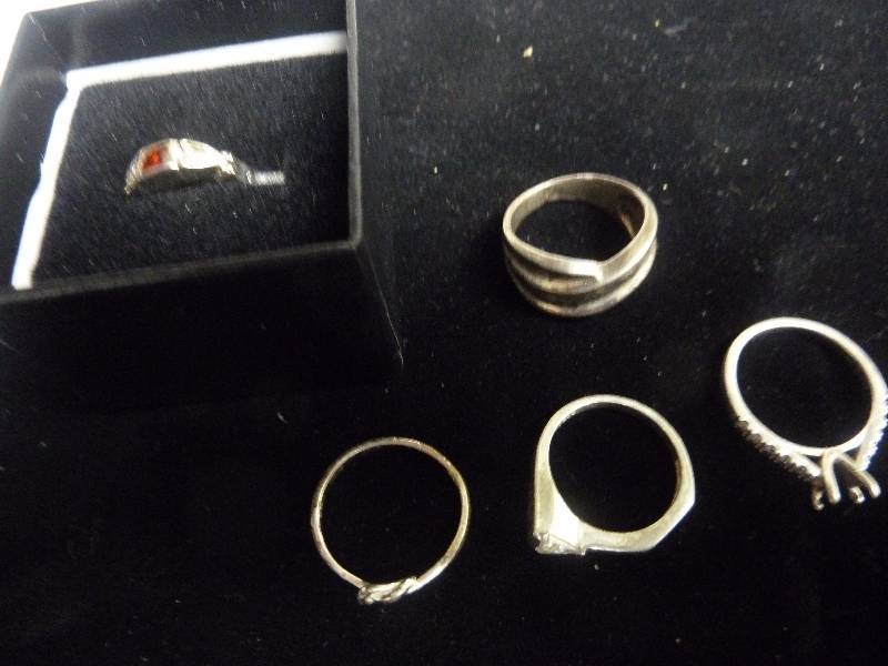 lot 686 image: Jewelry Lot