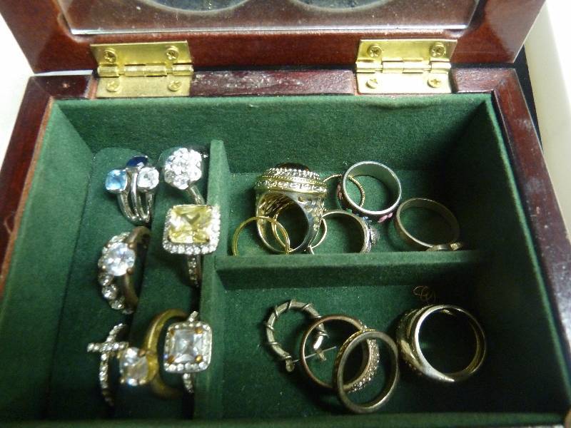 lot 687 image: Jewelry Lot