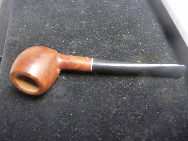 lot 689 image: Vintage Wood Tobacco Smoking Pipe