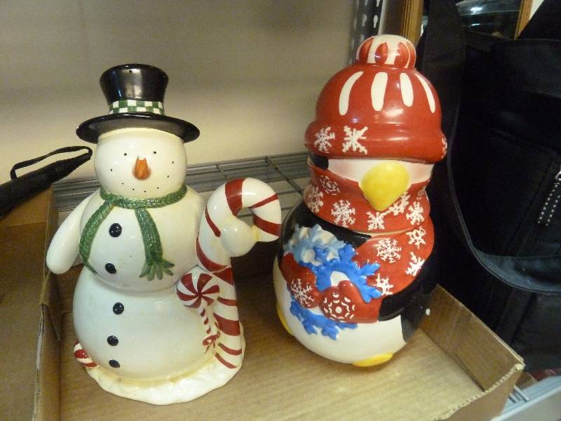 lot 607 image: Cookie Jars