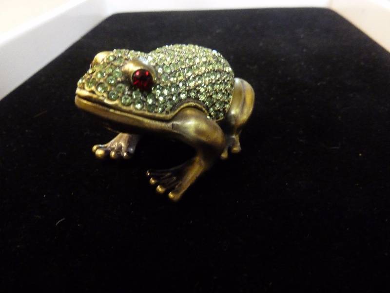 lot 612 image: Brass & Jewel Frog