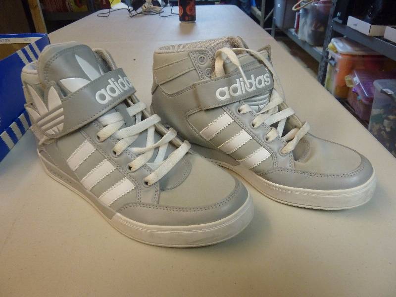 lot 615 image: Adidas Tennis Shoes - Like New