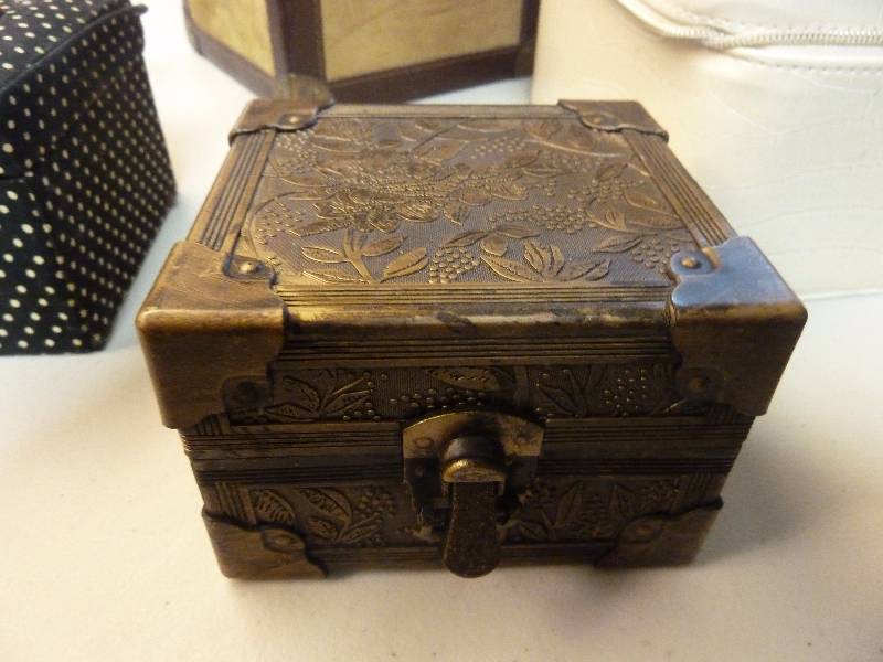 lot 616 image: Decorative Boxes