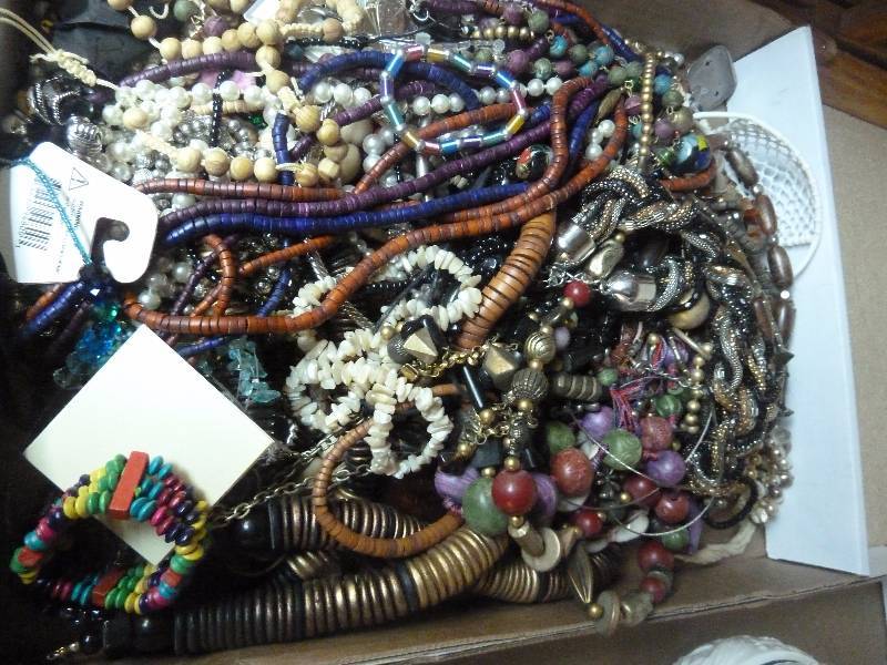 lot 641 image: Jewelry Lot