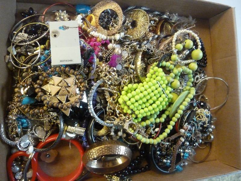 lot 643 image: Jewelry Lot
