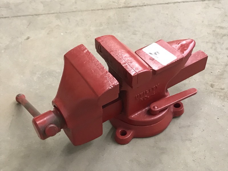 lot 6 image: Benchtop Vise