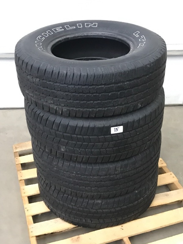 lot 15 image: Set Of (4) Tires
