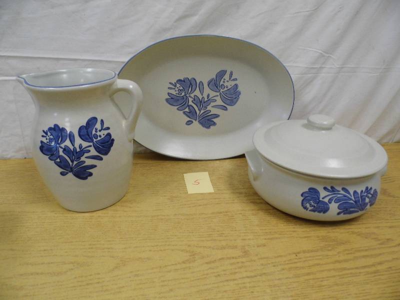 lot 5 image: Pfaltzgraff Dishes