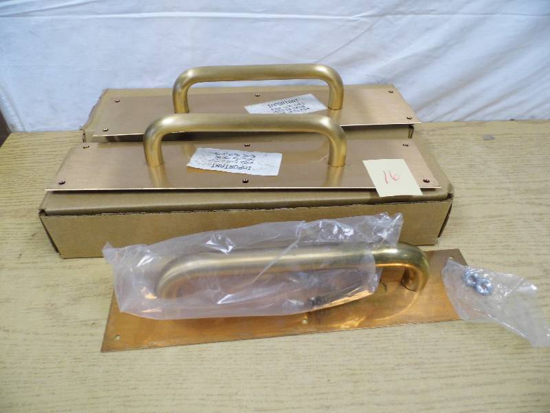 lot 16 image: 3 Door Handles