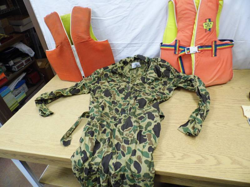 lot 56 image: Childrens Life Vests - Hunting Clothing