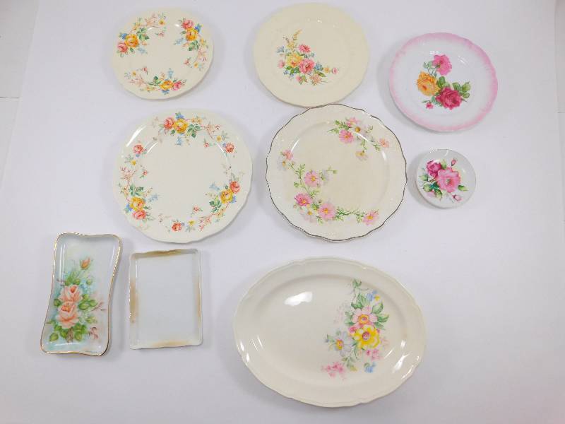 Lot of Vintage Collectible Plates & Trays