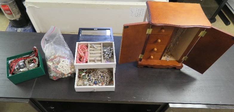 Jewelry Box full of jewelery