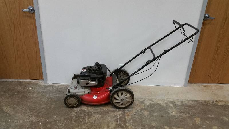 lot 24 image: MTD LAWNMOWER Gas Powered Lawnmower Walk-Behind Mower
