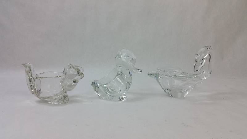 lot 61 image: Vannes Crystal and Avon Crystal Swan, Duck, and Squirrel