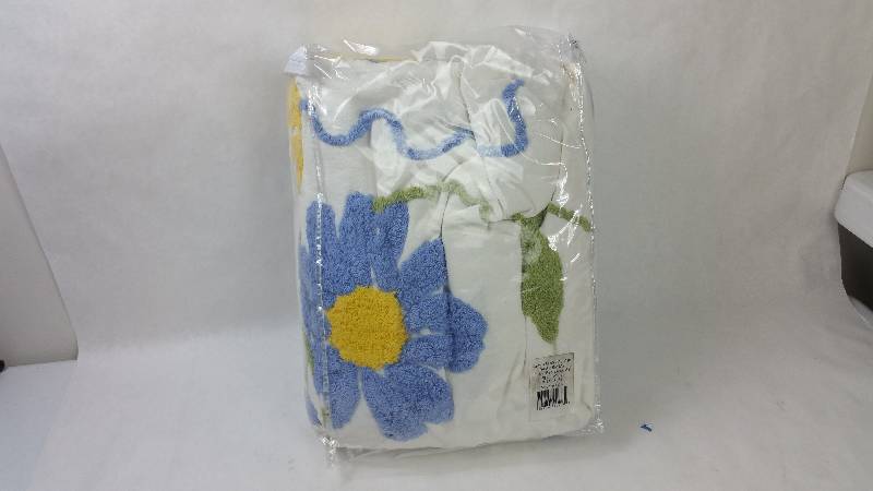 lot 96 image: McLeland Design Daisy Spray Chenille Bedspread Set - Queen