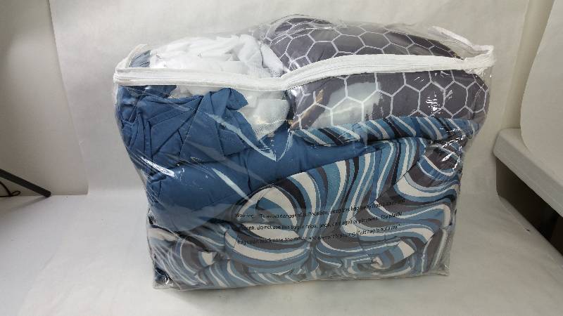 lot 101 image: Alcove Brennan 8pc Bed Set  12pc Accessories Full