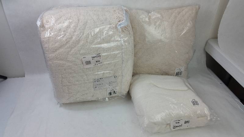 lot 104 image: Cotton Blanket - FullQueen, Wedding Ring Chenille 16 Pillow, Wedding Ring 3-Pc. Chenille Bedspread Set - King
