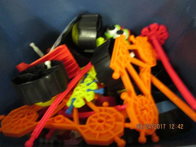 5 gallon blue tote full of knex ...