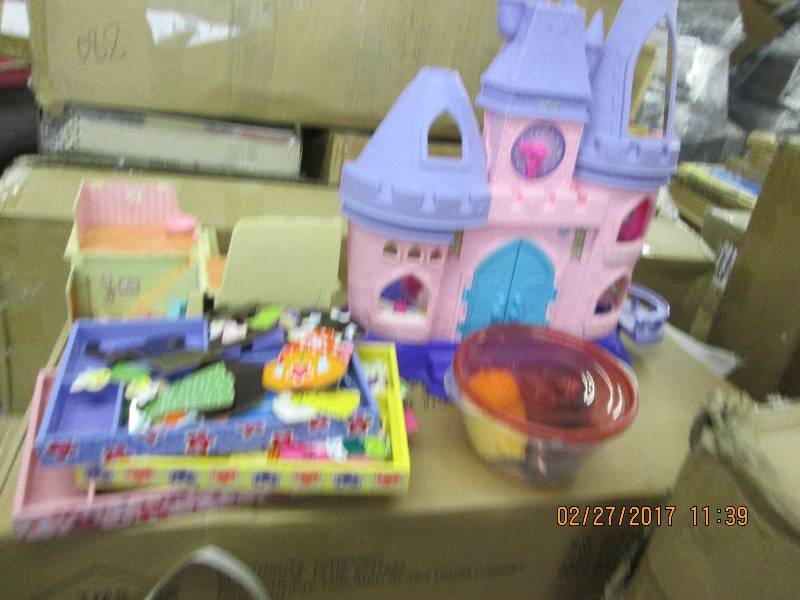 3 little pigs house , melissa and d...