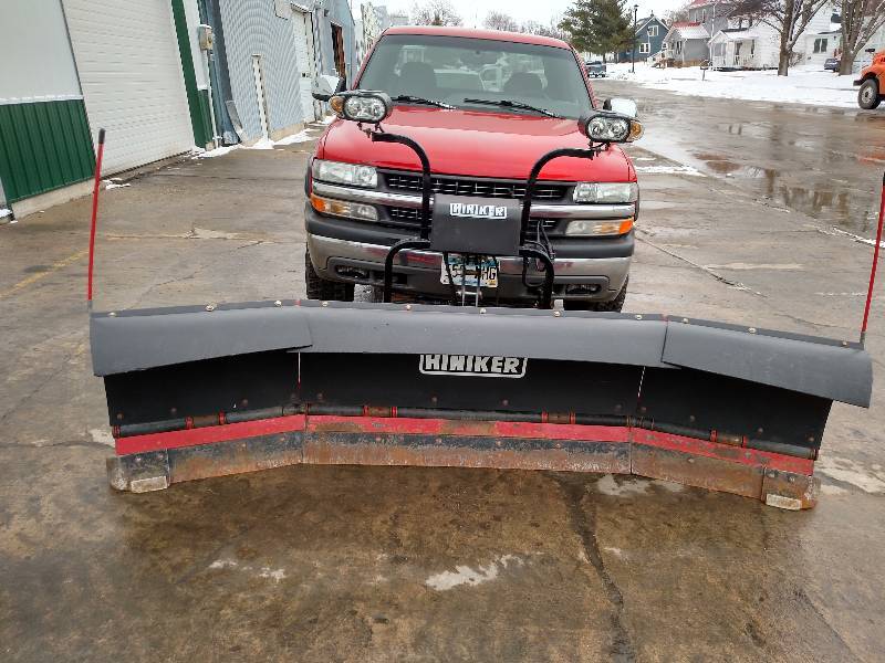 lot 7 image: 1999 Chevrolet 2500 LS Plow Truck, ...