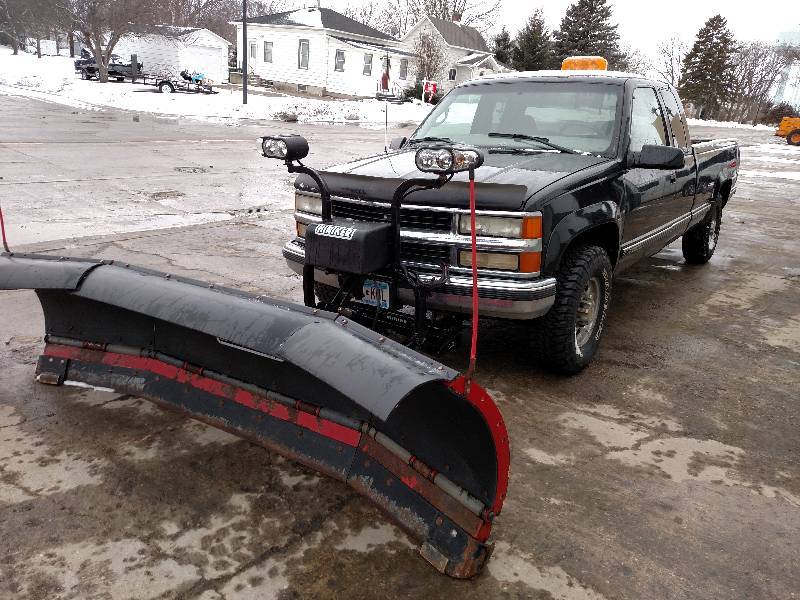 lot 8 image: 1997 Chevrolet 2500 Silverado Plow ...