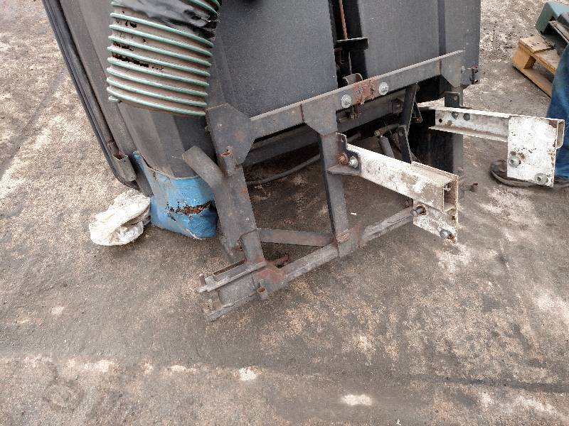 lot 30 image: John Deere Leaf Vacuum, 5 hp. Honda...
