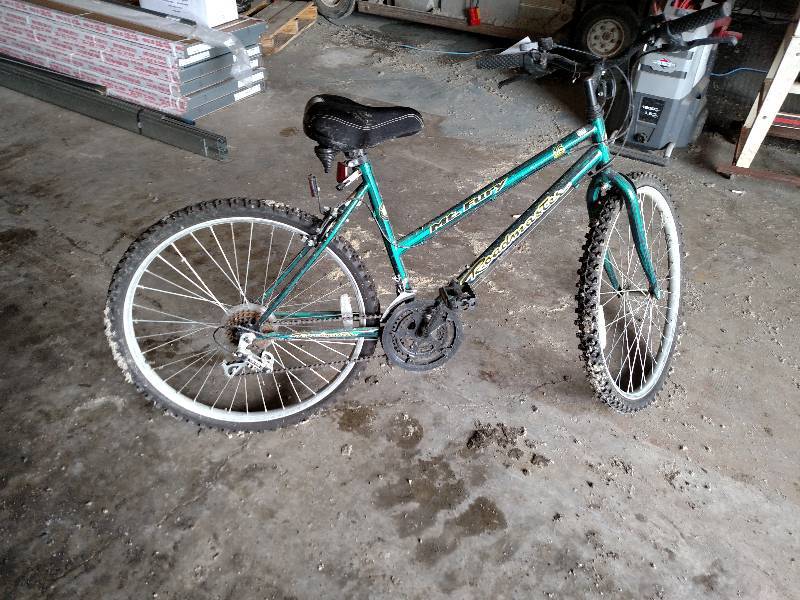 lot 51 image: Roadmaster MT. Fury 26 Bicycle, 15...