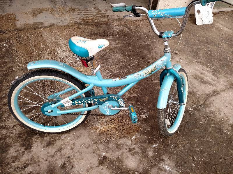 lot 56 image: Bratz 20 Bicycle...