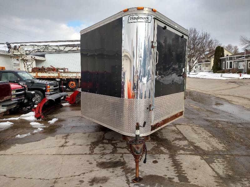 lot 6 image: 2004 Hallmark 22 Enclosed 4-Place Snow...