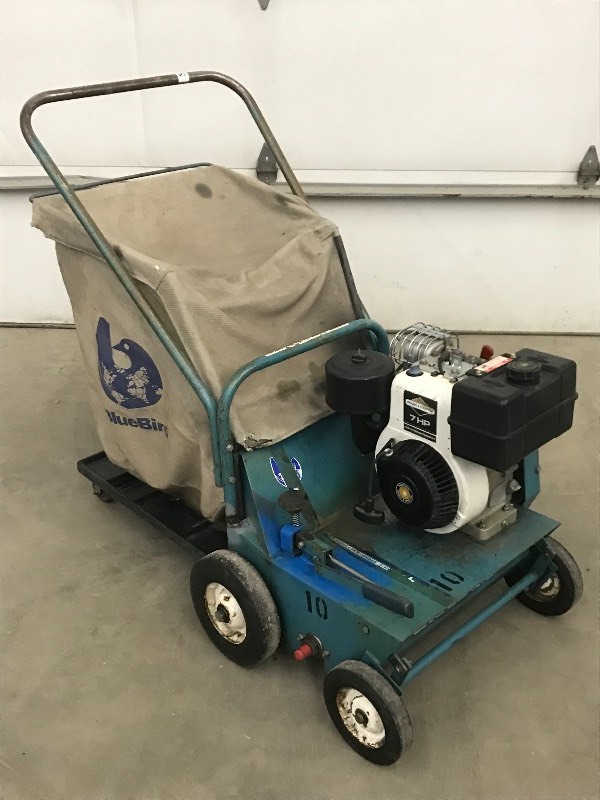 lot 5 image: Bluebird Lawn Comber  De-Thatcher