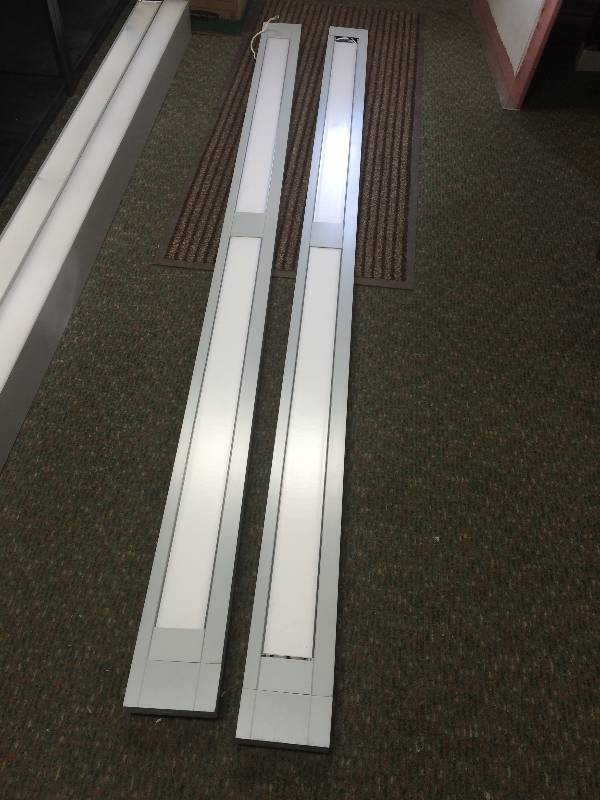 lot 12 image: Fluorescent Lighting