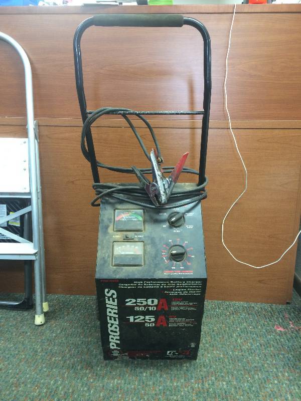 lot 50 image: Battery Charger
